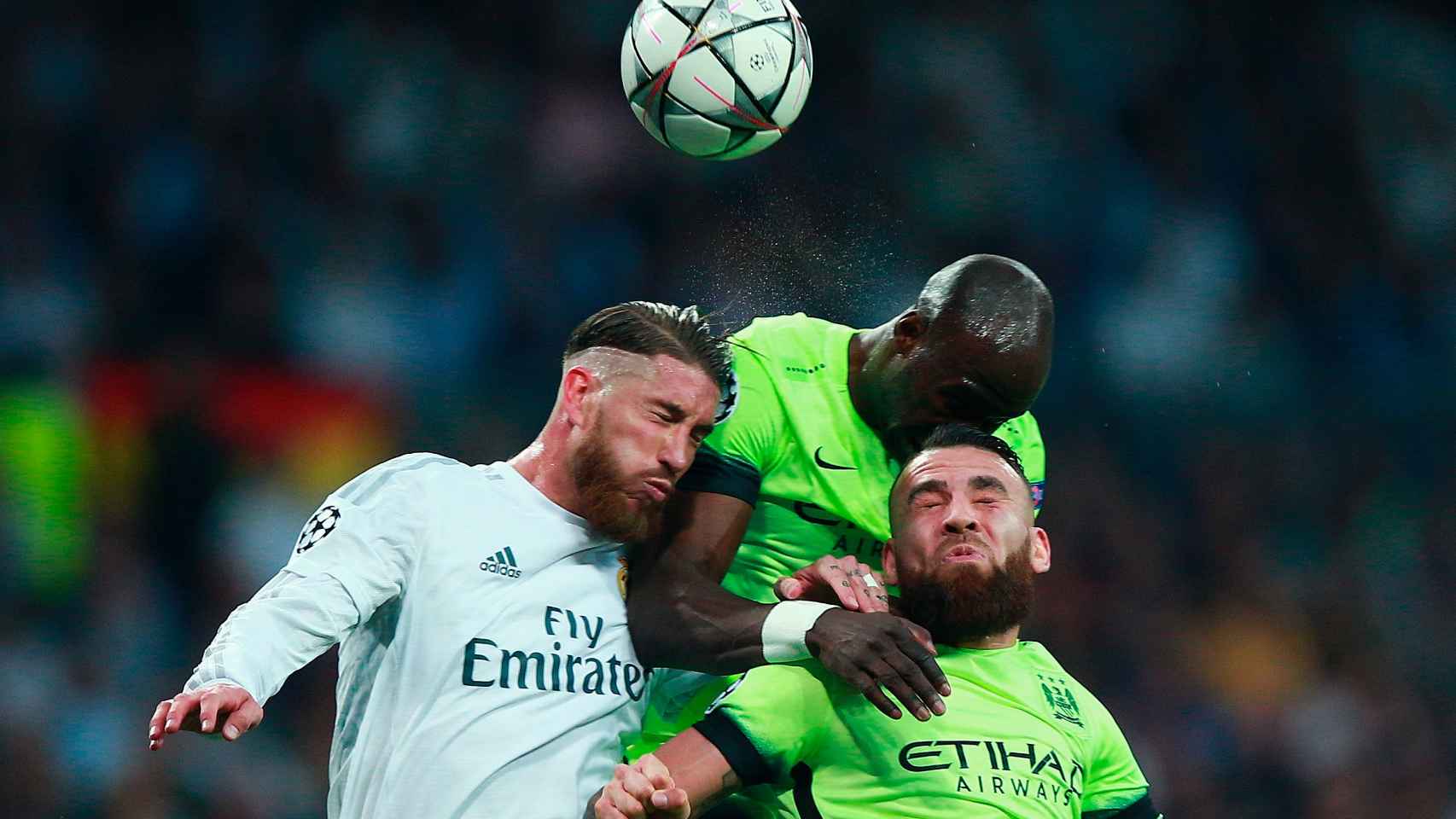 Sergio Ramos pelea una pelota junto a Mangala.