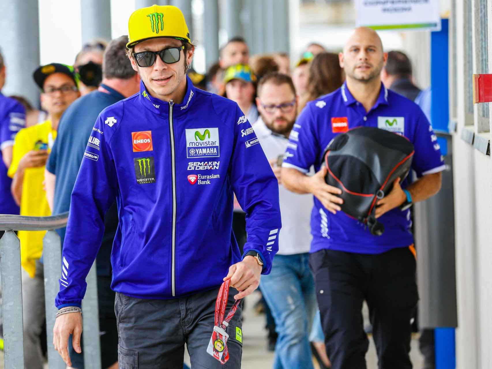 Valentino Rossi se dirige a la conferencia de prensa de Le Mans.