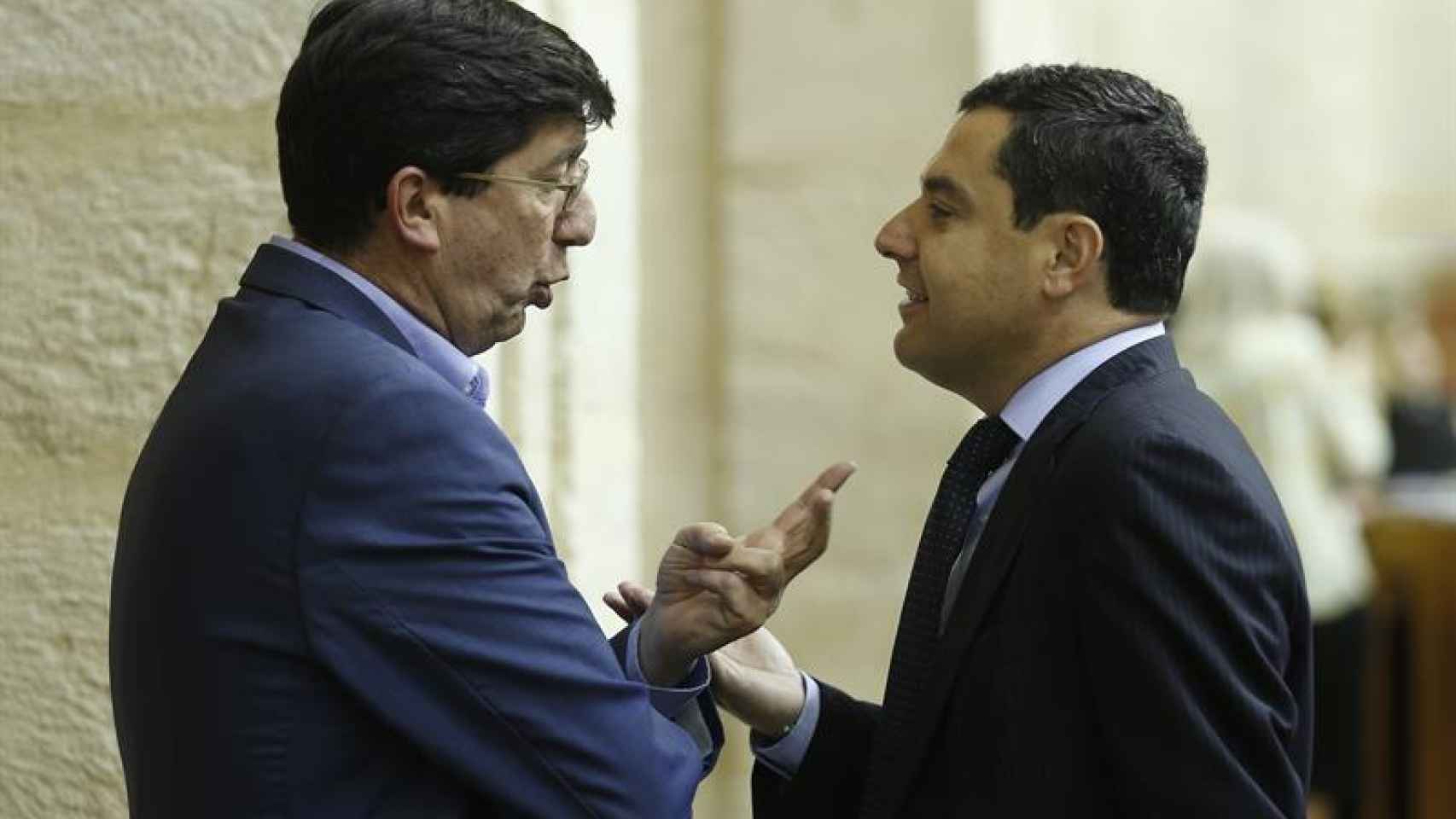 Juan Marín conversa con Bonilla en el parlamento andaluz