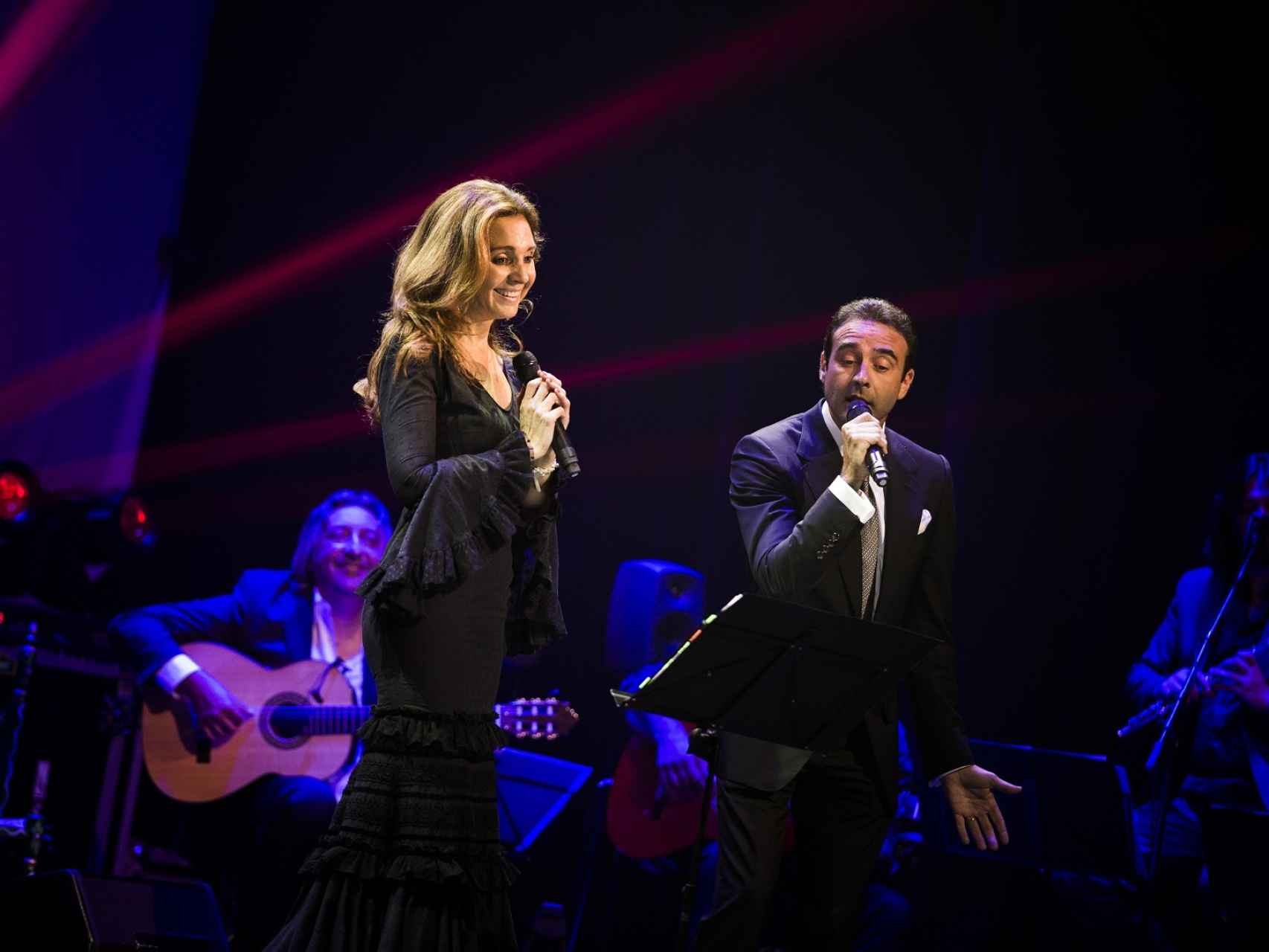Ponce comparte escenario con Mónica, la solista de 'Materia Prima'