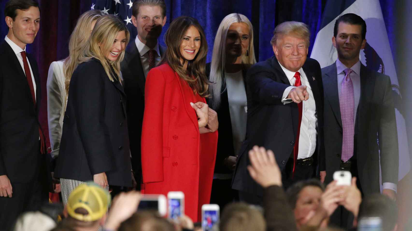 Melania en el centro, Ivanka, Vanessa y Tiffany en un acto político de Donald Trump