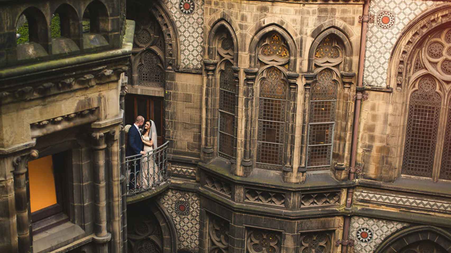 La pareja posa en uno de los balcones del edificio.