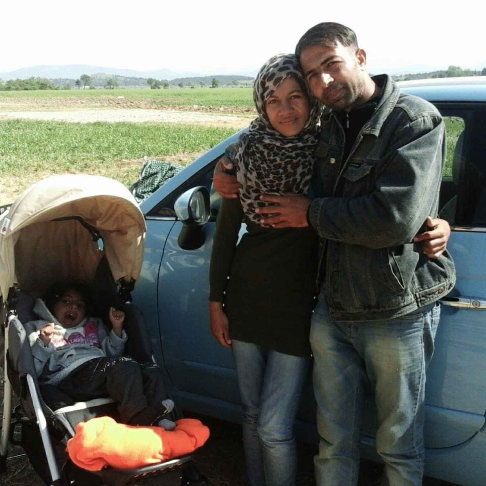 Ata Mohammad y Palwasha, junto a su hijo Osman, en Idomeni.