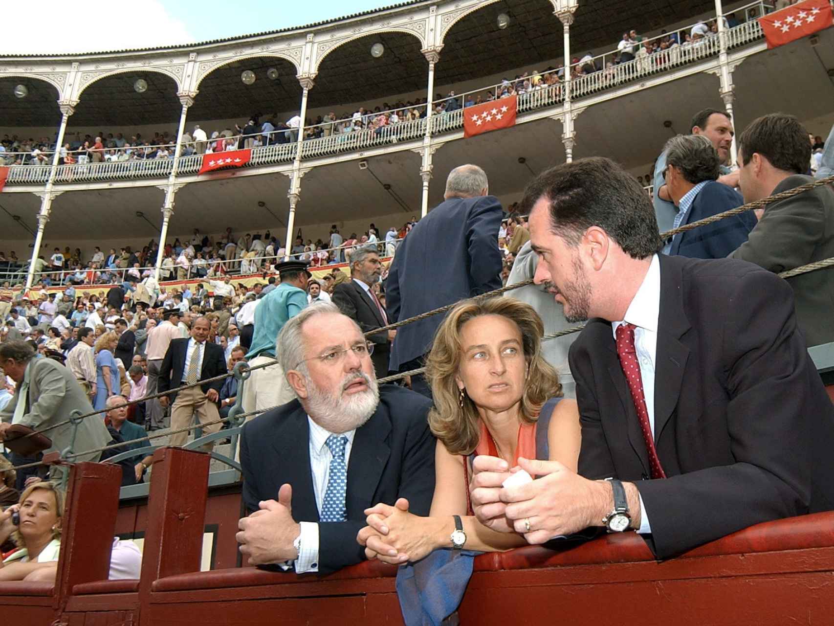 El matrimonio, durante un corrida en Las Ventas en 2003. / EFE