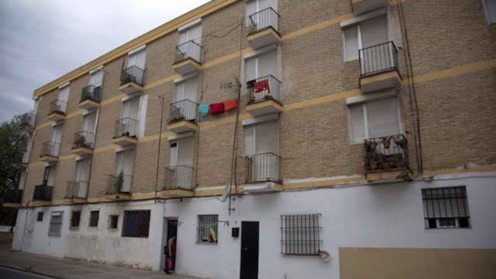 Fachada del ‘bloque de las viudas’, situado en la barriada de La Plata de Jerez. /Fernando Ruso