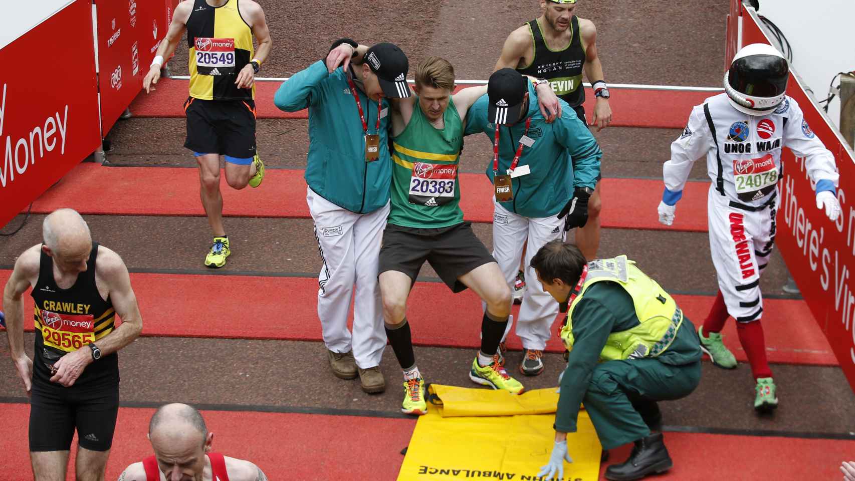 Un corredor en un maratón recibe asistencia médica.