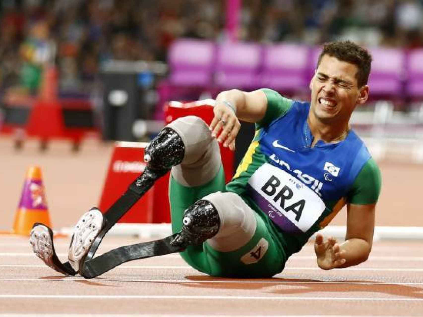 El atleta brasileño Alan Fonteles Cardoso con sus prótesis.