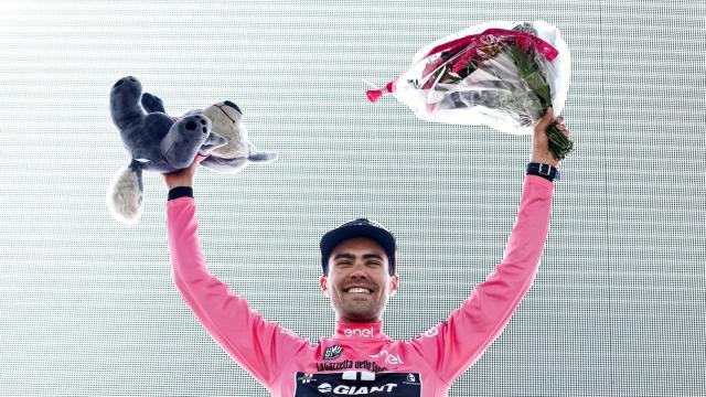 Tom Dumoulin con el primer maillot rosa del Giro 2016.