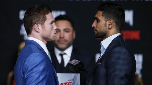 'Canelo' y Amir Khan posan frente a Óscar De La Hoya.