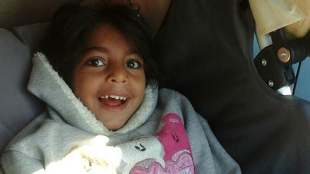 Osman, de 7 años, sufre una parálisis cerebral.