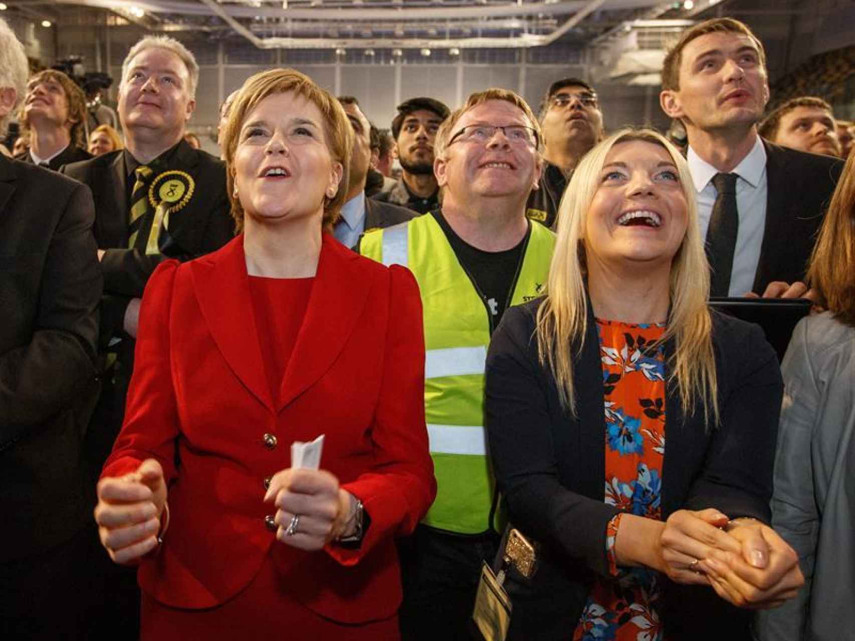 La líder del Partido Nacional Escocés, Nicola Sturgeon, aplaude tras ser reelegida.