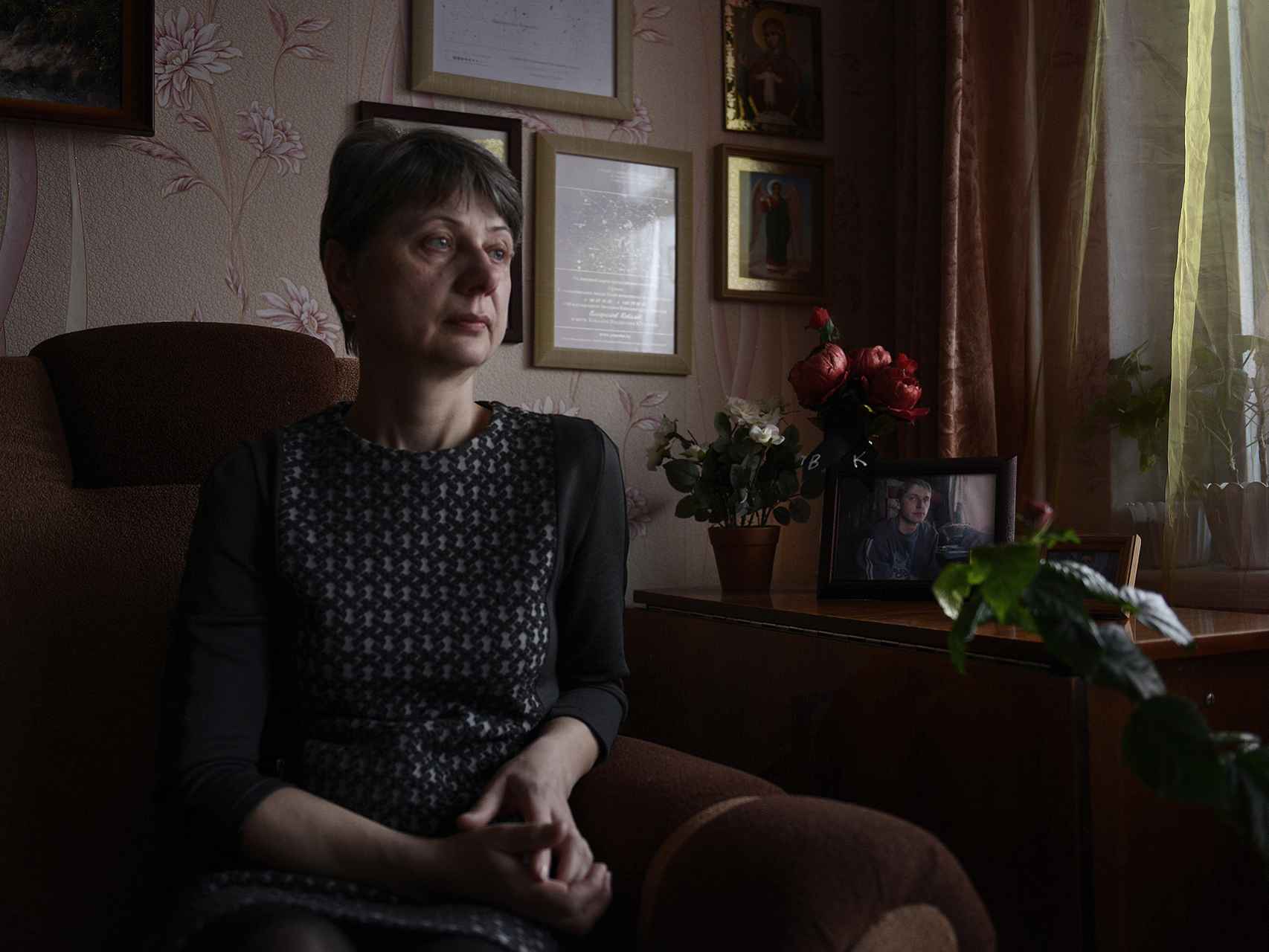 Lyubov Kovaleva en su casa con la foto de su hijo Vlad, fusilado en 2012.