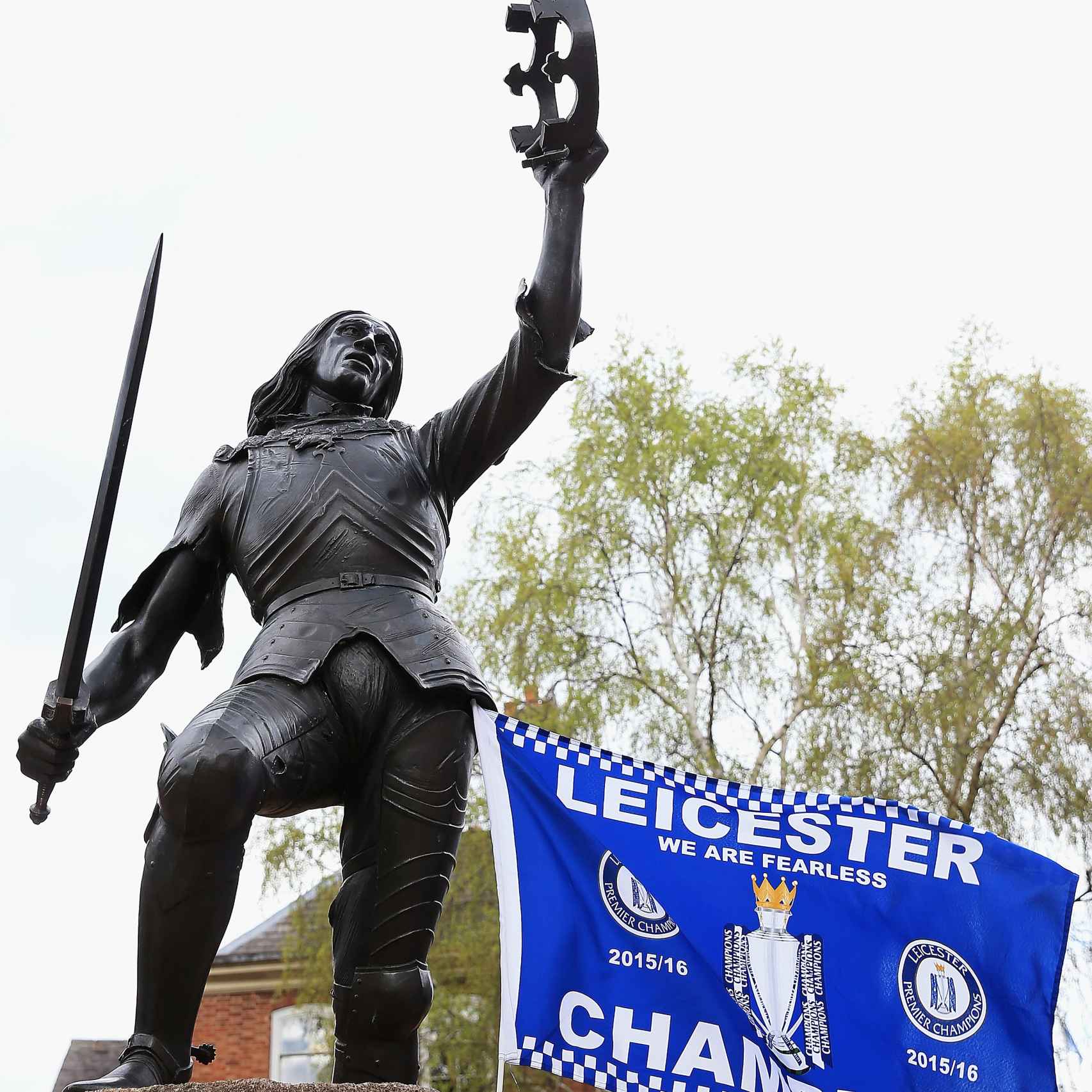 La estatua del rey Ricardo III con una bandera del Leicester City.