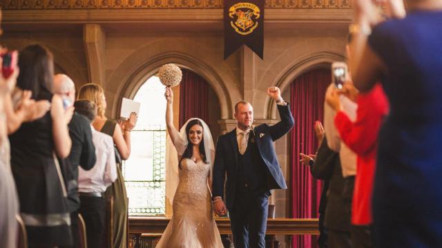 La pareja, ya casada, con un banderín de las películas en el fondo.