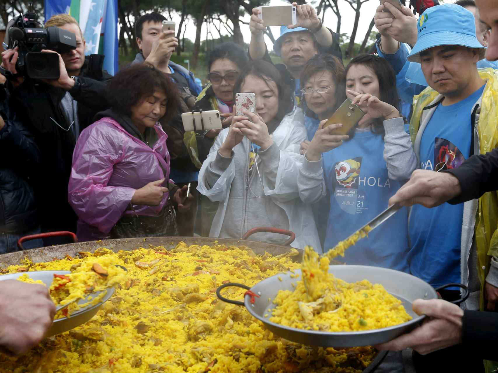 Paella, flamenco y olé para celebrar la felicidad de los trabajadores chinos