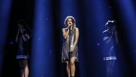 Una caída y lengua de signos protagonizan el ensayo de Barei en Eurovisión