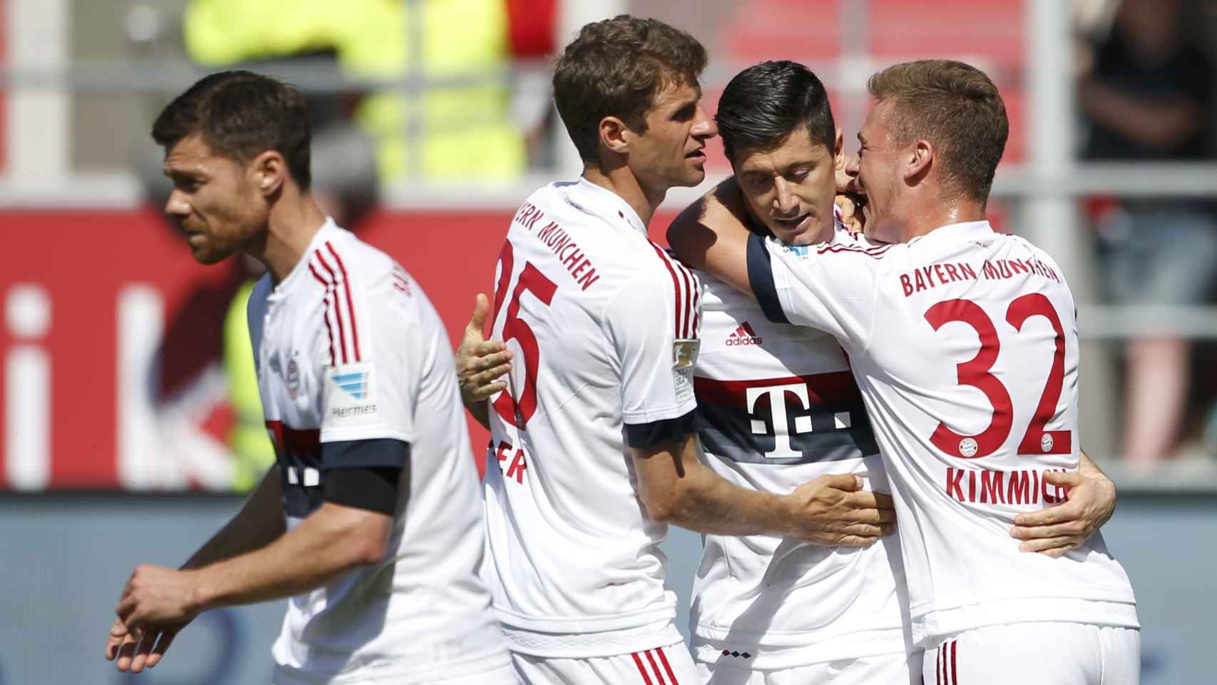 Los jugadores del Bayern celebran el gol de Lewandowski este sábado.