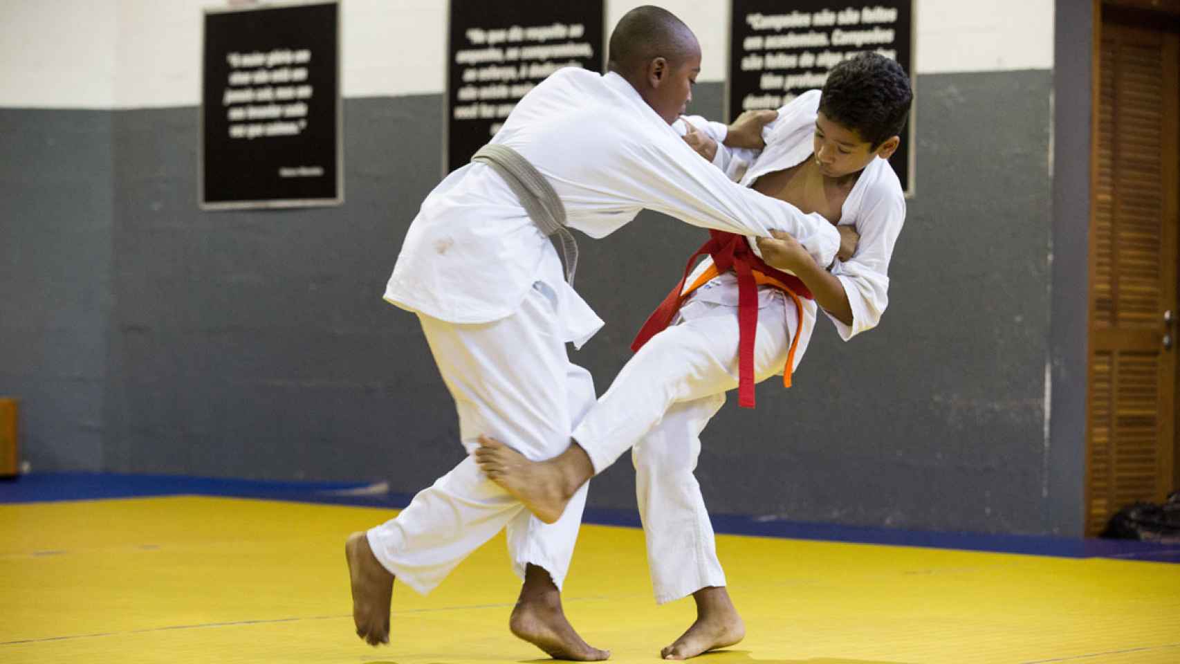 Dos niños combaten en el tatami de la institución.