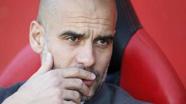 Pep Guardiola en el banquillo este sábado ante el Ingolstadt.