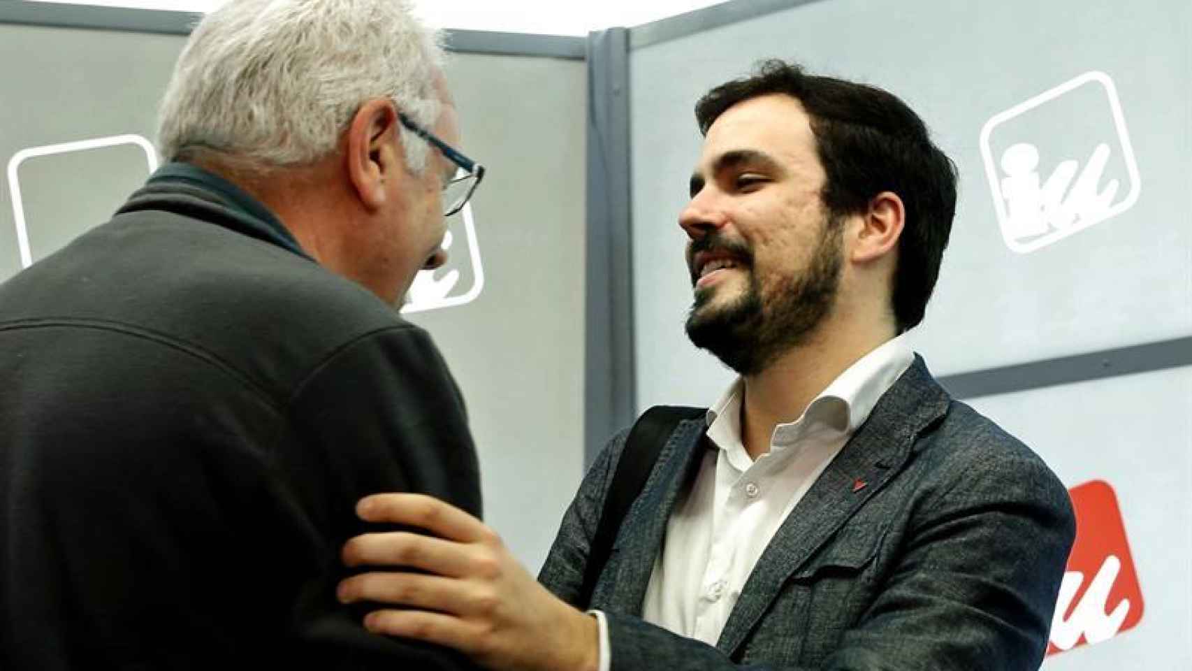 Garzón saluda a Cayo Lara en el Consejo Político.