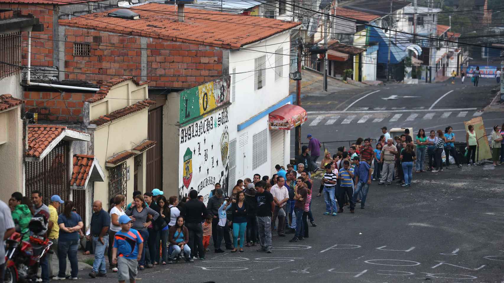 Cientos de personas hacen cola en San Cristobal.