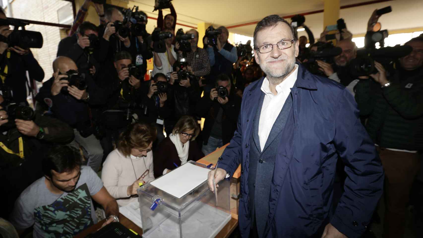 Mariano Rajoy depositando su voto el pasado 20 de diciembre.