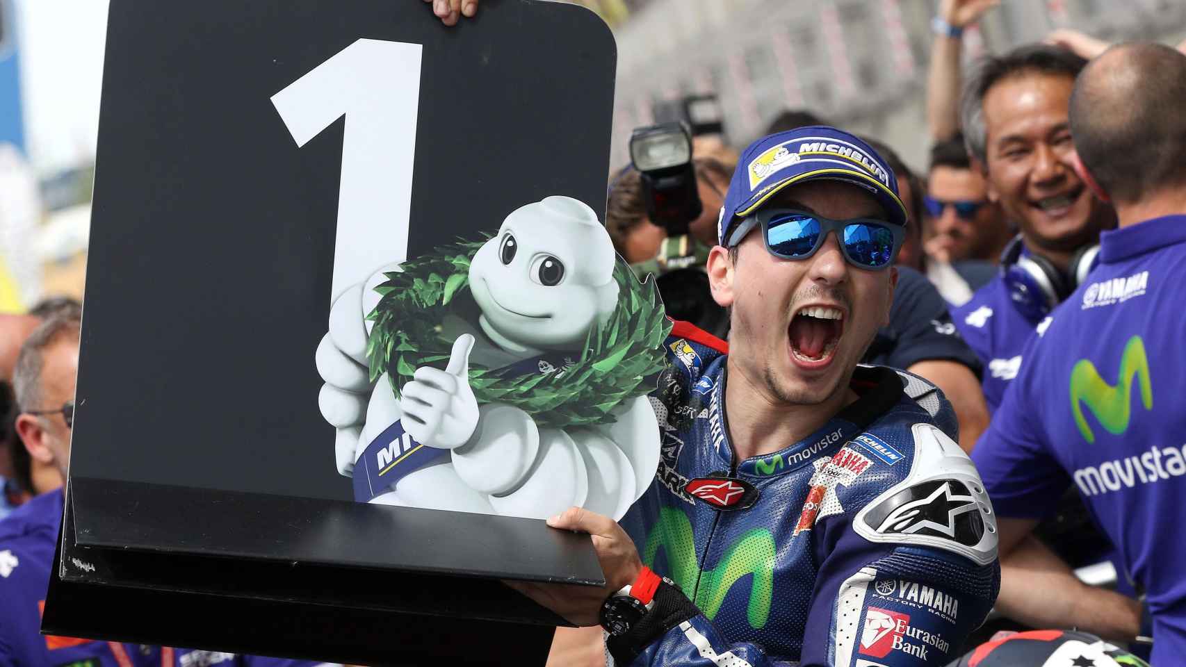 Jorge Lorenzo, con el cartel de número 1, celebra la victoria en Le Mans.