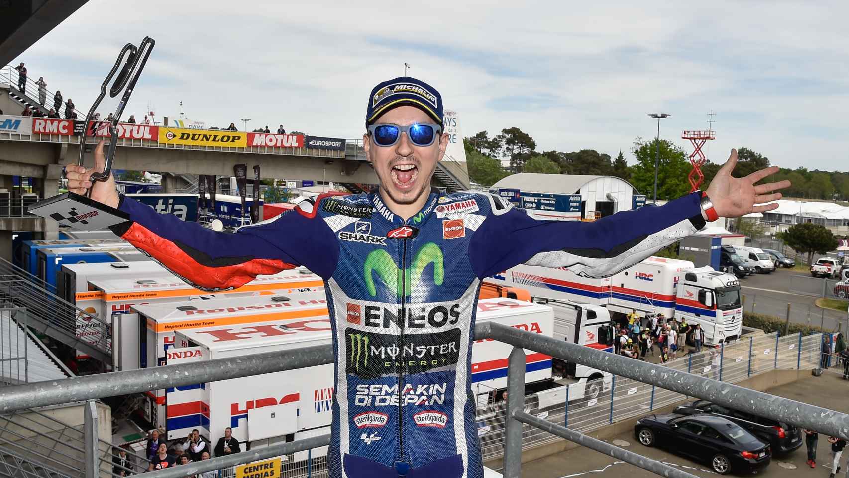 Lorenzo, con el trofeo de ganador, celebra la victoria en Le Mans.