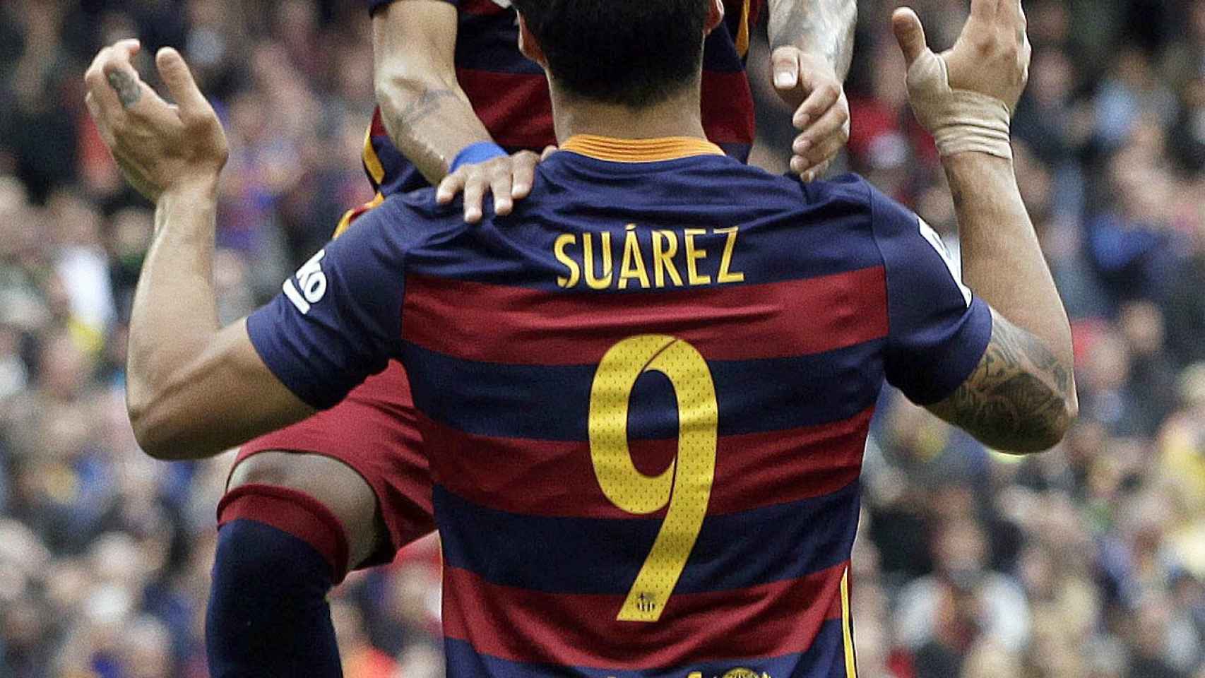Suárez y Neymar celebran un gol al Espanyol.