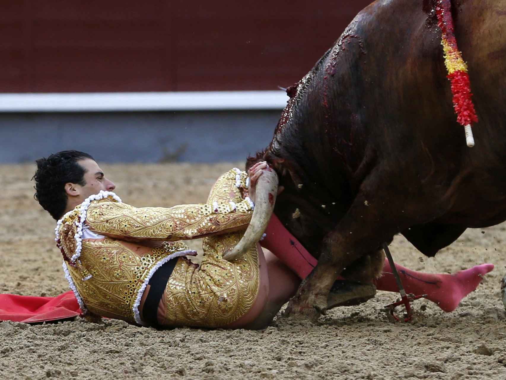 El diestro Morenito de Aranda sufre un revolcón por su primer toro.