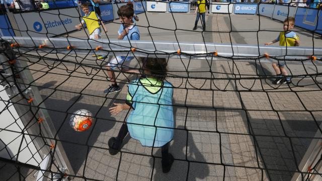 Un partido de niños a las puertas del Etihad Stadium.