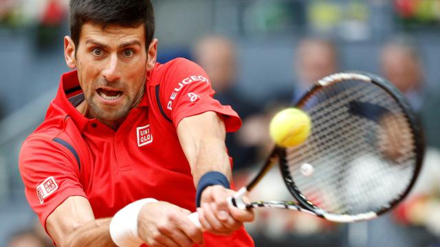 Novak Djokovic devuelve una bola a Andy Murray en la final de Madrid.