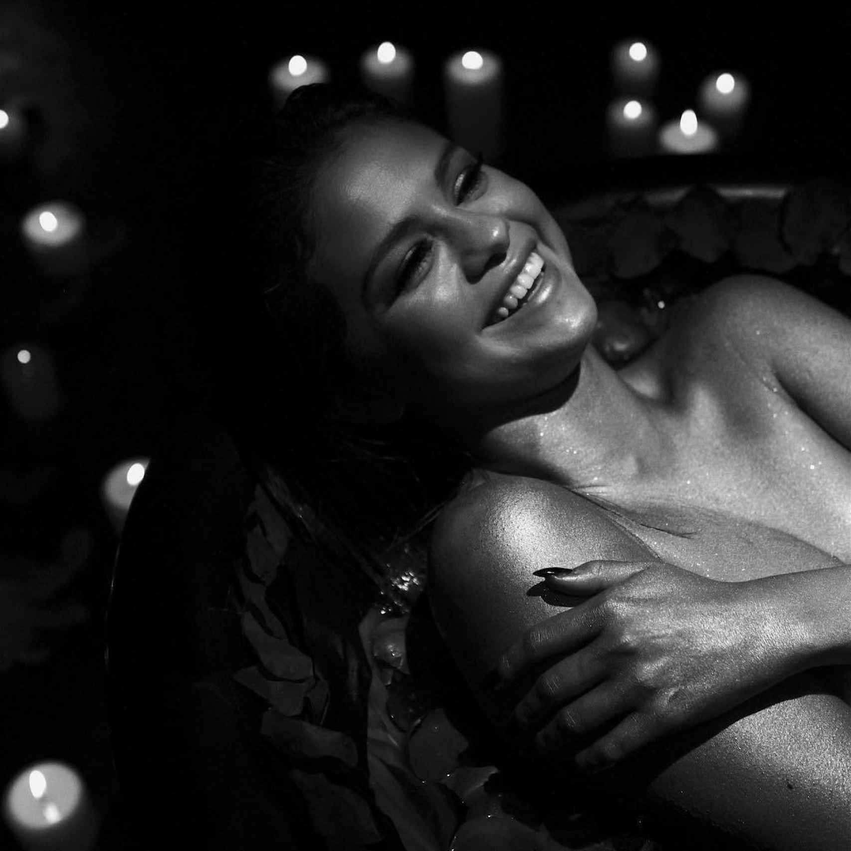 Selena Gómez en una imagen entre bastidores en su gira de conciertos