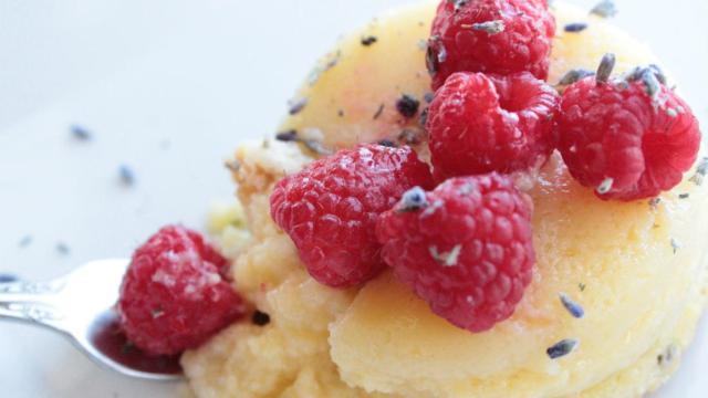 Semillas de lavanda y frambuesas del jardín para un postre. /