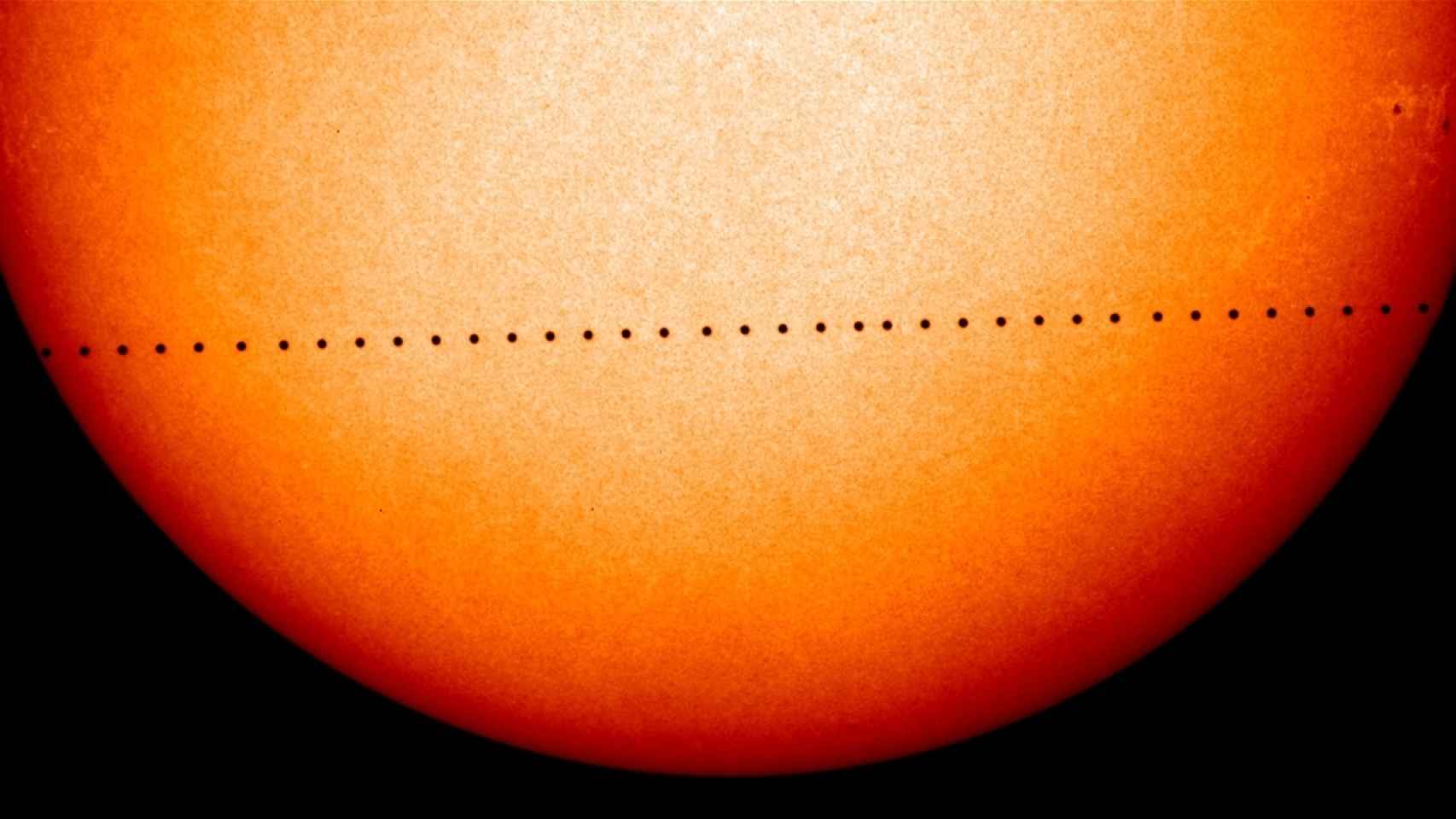 Imagen conceptual del tránsito del planeta frente al disco solar.