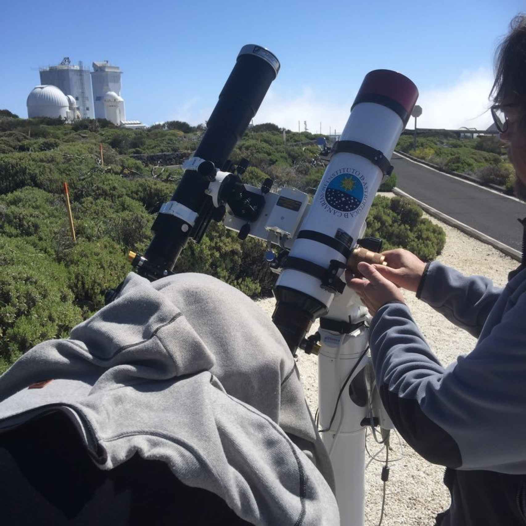 Aficionados calibran sus telescopios en el Teide, en Tenerife.