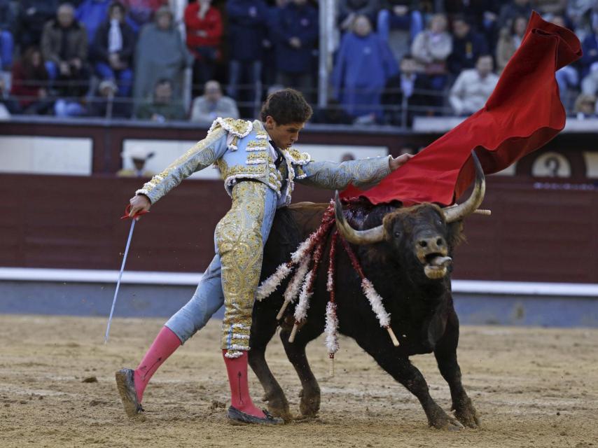 Ginés Marín da un pase con la muleta a su segundo astado.