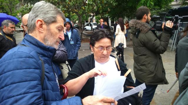 José Julio Rodríguez y Margarita Toledo, madre del Cabo Soria, frente al Congreso.