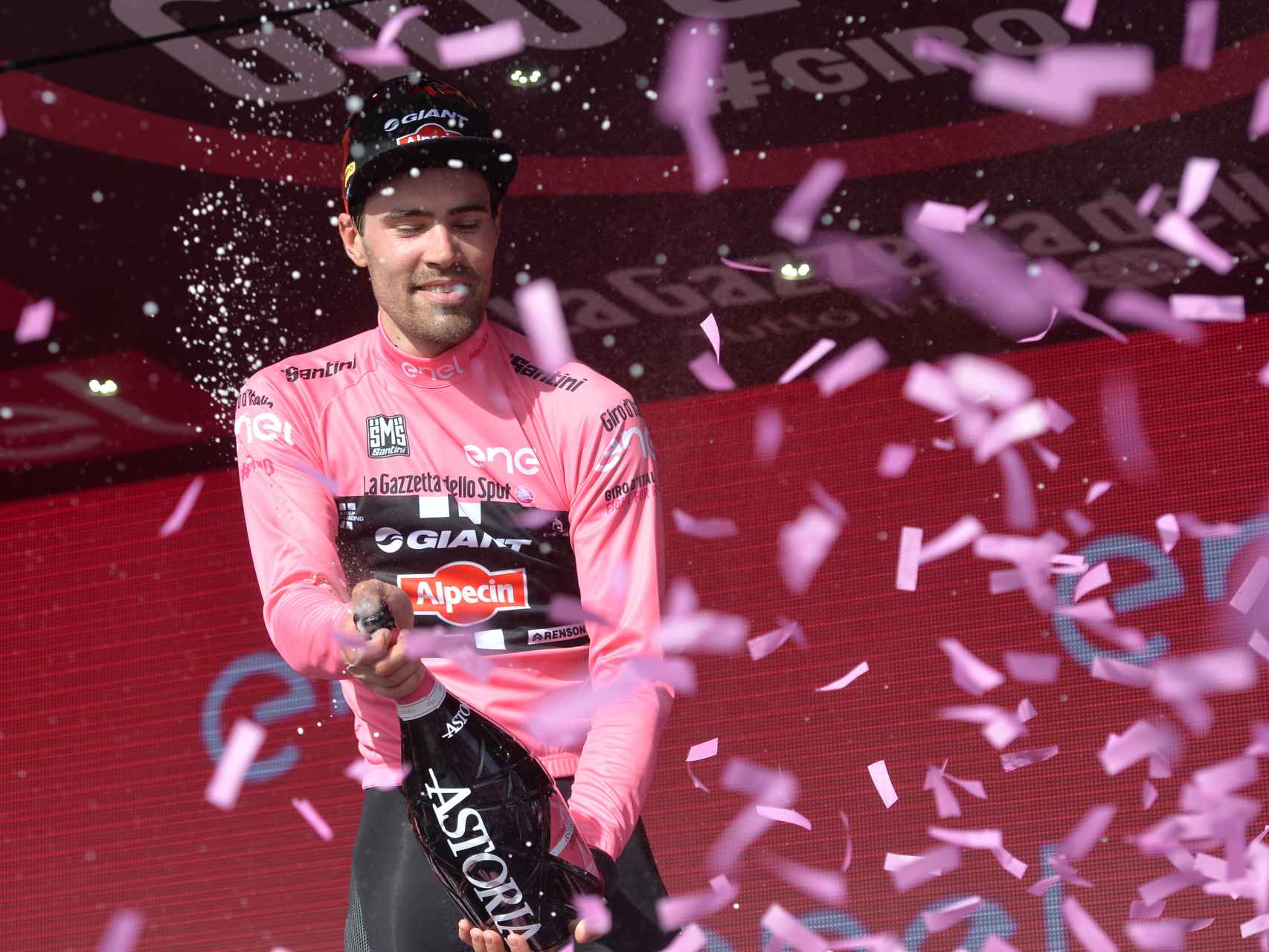 Dumoulin celebra la recuperación de la maglia rosa en el podio.