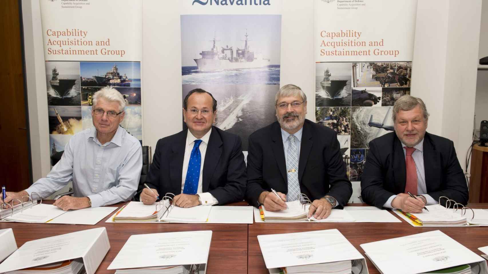 Firma del acuerdo entre representantes de Navantia y de la Defensa australiana.