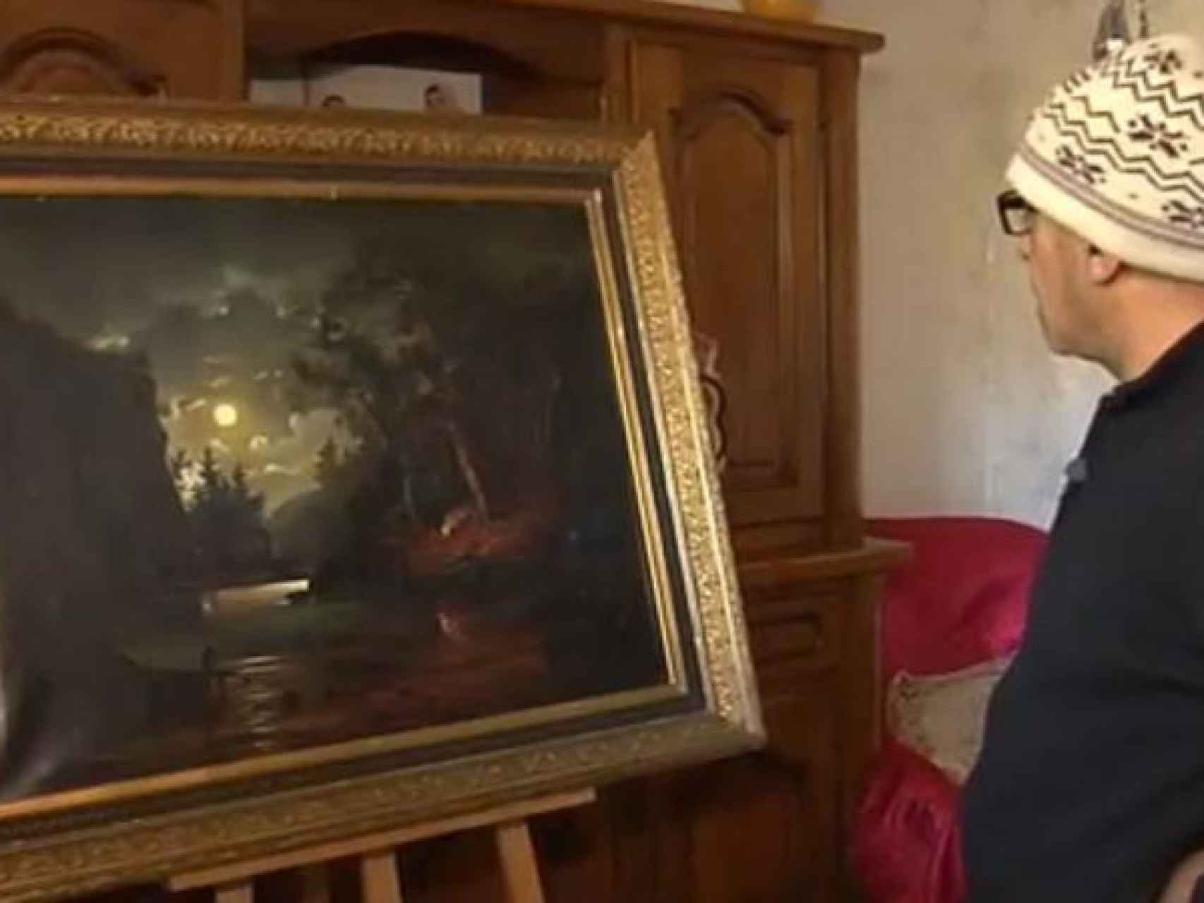 Ahmed Ziani observa el cuadro que espera ser atribuido al pintor impresionista.