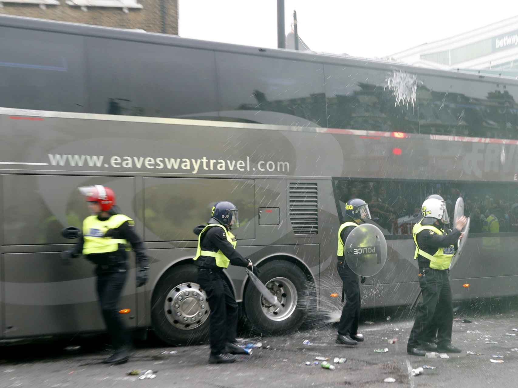Estado del autobús del United tras las pedradas de los hinchas del West Ham.