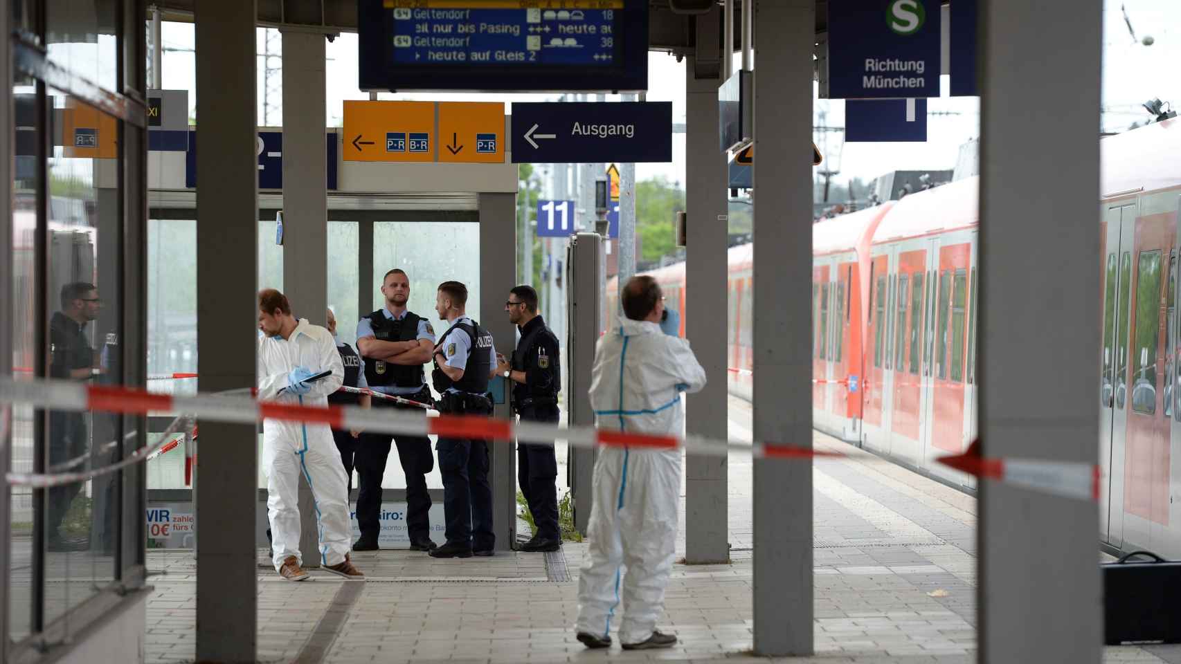 Investigadores forenses inspeccionan un vagón de tren en la estación de Grafing