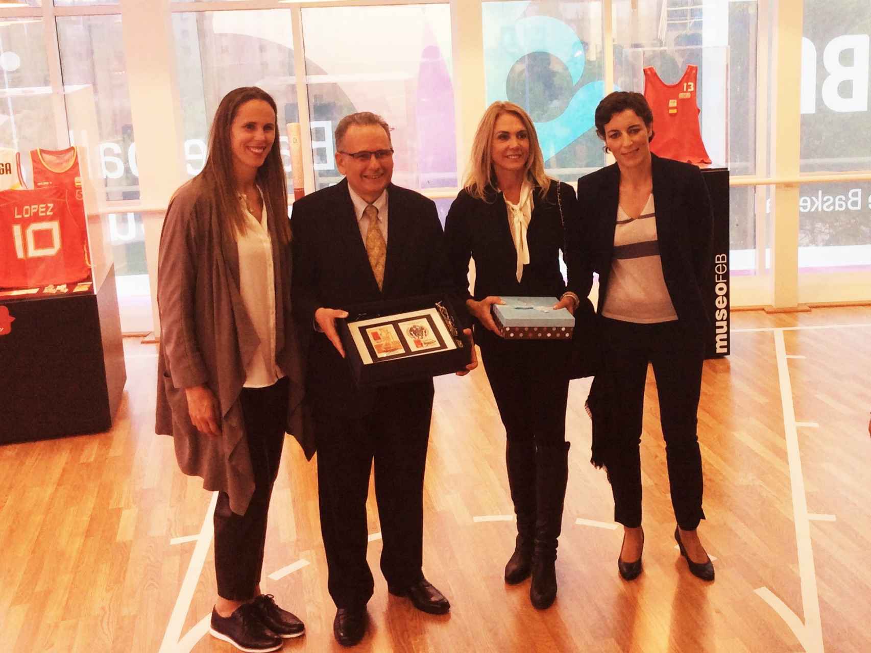 Amaya Valdemoro, el embajador de Brasil, Hortência y Elisa Aguilar en un acto reciente.