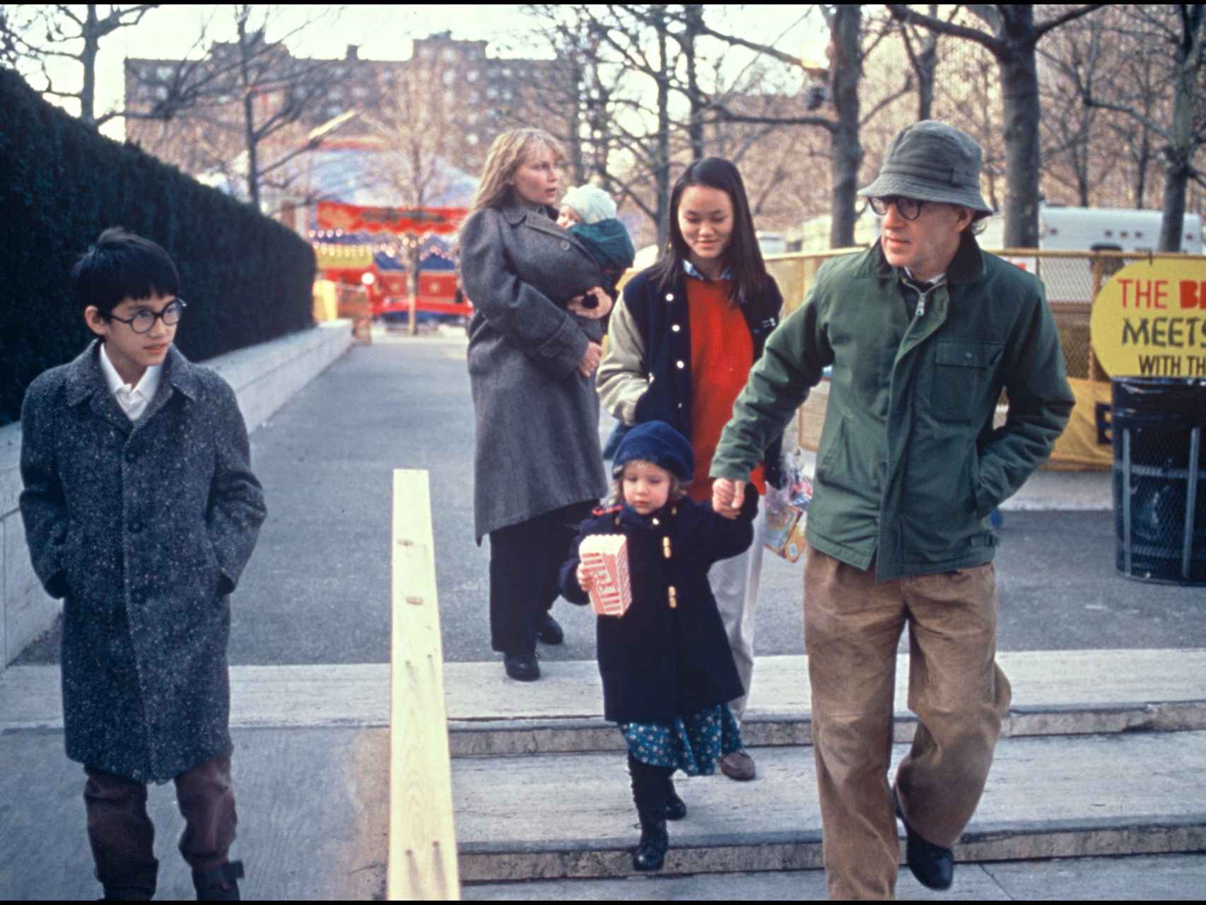 La actriz Mia Farrow con Woody Allen y sus hijos Moses, Ronan y Dylan Farrow