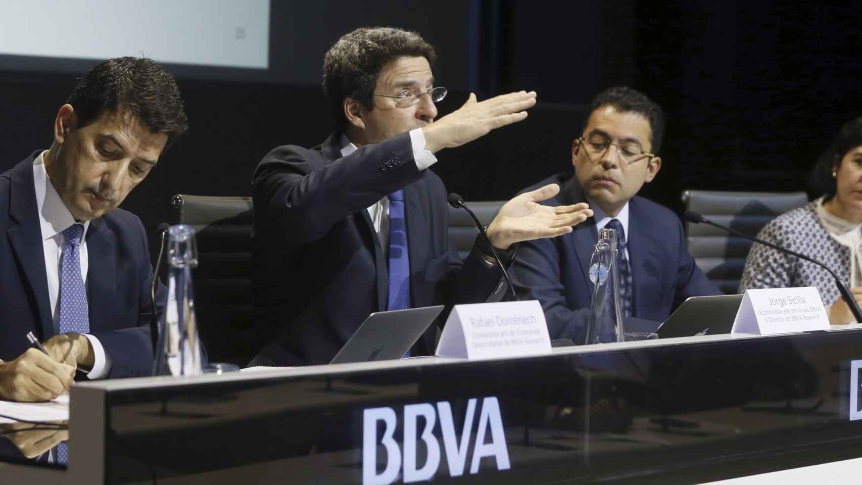 Rafael Doménech, Jorge Sicilia y Miguel Cardoso, de BBVA Research.