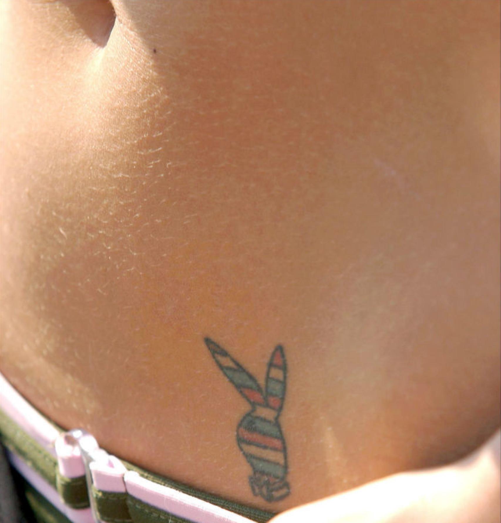 Una estrella porno enseña su tatuaje. /