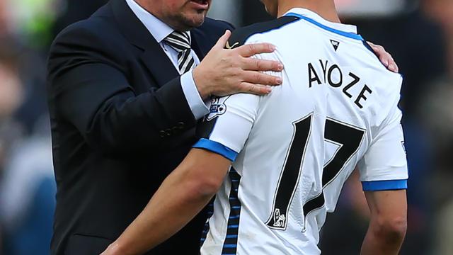 Benítez habla con Ayoze en un partido reciente.