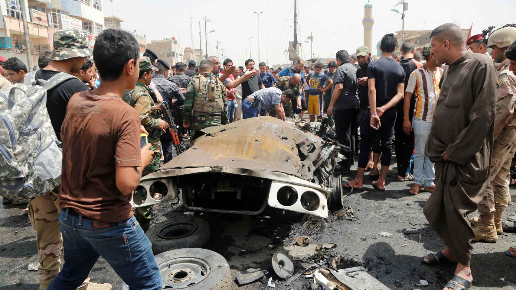 Personas en la escena del ataque en Ciudad Sadr