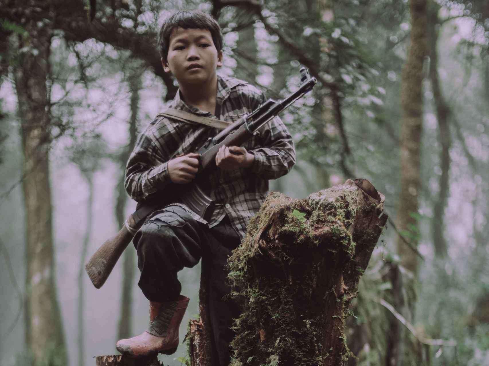Niño de la tribu Hmong en el documental El ejército perdido de la CIA.